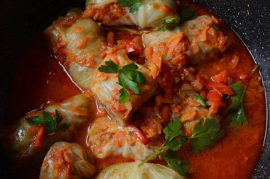 Domates soslu biftek ve pirinçle doldurulmuş lahana ruloları.