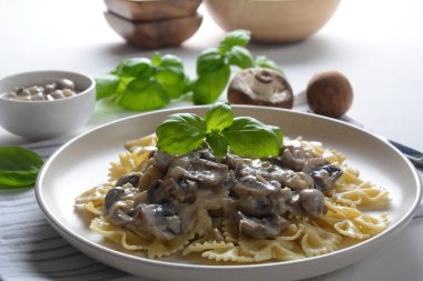 Kremalı Mantar Fettuccine Alfredo makarnası. İtalyan yemeği. 