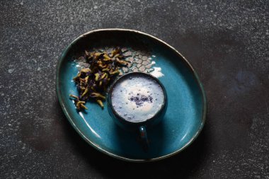 Çiçeklerden sağIıklı Mavi Kelebek Bezelye Latte Çayı Klitoria Ternatea bitkisi ya da Asya güvercin kanatları. Detoks, antioksidan, stres önleyici, yaşlanma önleyici içecek. 