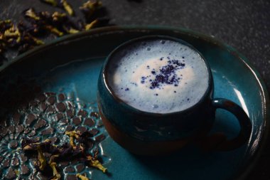 Çiçeklerden sağIıklı Mavi Kelebek Bezelye Latte Çayı Klitoria Ternatea bitkisi ya da Asya güvercin kanatları. Detoks, antioksidan, stres önleyici, yaşlanma önleyici içecek. 