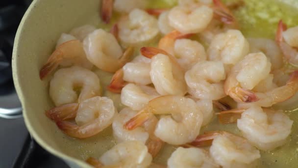Fresh Shrimps Being Added Hot Oil Pan Shrimps Prawns Fried — Stock Video