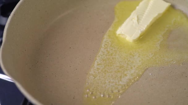Manteiga Derretendo Sizzling Frigideira Fogão Feche Câmera Lenta Manteiga Derretendo — Vídeo de Stock