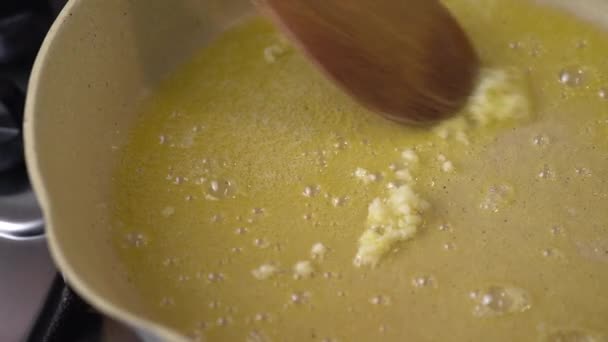 ニンニクを調理し 溶かしたバターで揚げ その後 鍋に攪拌 クローズアップ — ストック動画