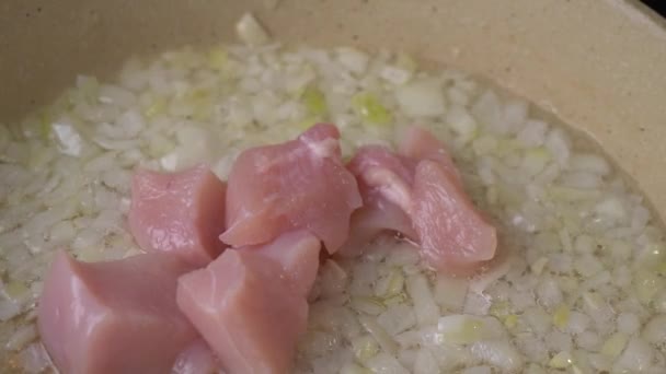 Mięso Kurczaka Kostkach Dodawane Patelni Cebulą Smażenia — Wideo stockowe
