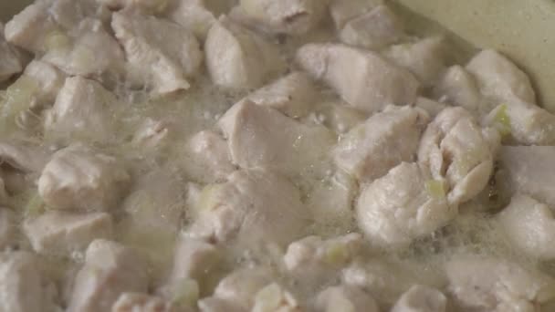 Csirkehús Sült Krumpli Forró Serpenyőben Hagymával Forró Olajjal Gázsütőn — Stock videók