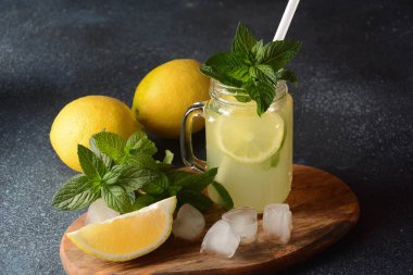 Limonata ya da naneli mojito kokteyli yaz aylarında soğuk, ferahlatıcı içecek ya da buzlu içecek.
