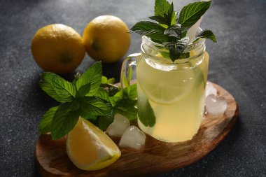 Limonata ya da naneli mojito kokteyli yaz aylarında soğuk, ferahlatıcı içecek ya da buzlu içecek.