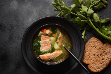 Siyah zemin üzerinde taze balık çorbası