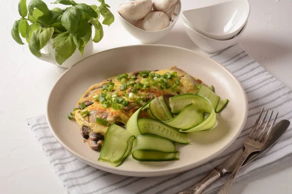 新鲜的自制煎蛋卷 绿色新鲜洋葱和香草 健康饮食早餐 — 图库照片