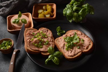 Tavuk ya da kaz ciğeri tabakta ezilmiş sandviç.