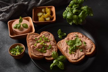 Tavuk ya da kaz ciğeri tabakta ezilmiş sandviç.