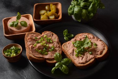 Tavuk ya da kaz ciğeri tabakta ezilmiş sandviç.