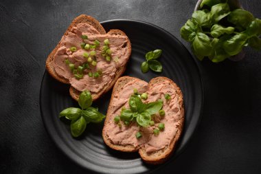 Tavuk ya da kaz ciğeri tabakta ezilmiş sandviç.