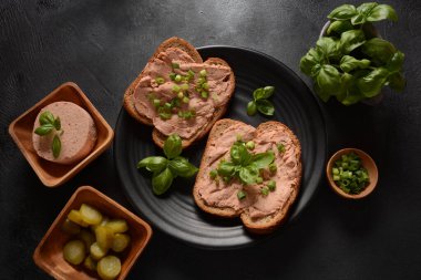 Tavuk ya da kaz ciğeri tabakta ezilmiş sandviç.