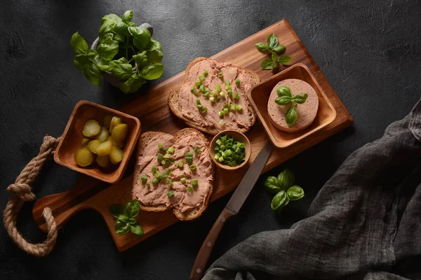 Sandwiches Paté Hígado Pollo Ganso Una Tabla Madera — Foto de Stock