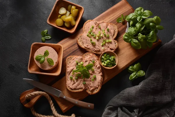 Sandwiches Paté Hígado Pollo Ganso Una Tabla Madera — Foto de Stock