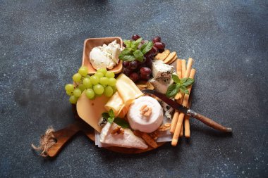 Peynirli, üzümlü, fındıklı ve abur cuburlu peynir tabağı. İtalyan, Fransız peyniri. Geleneksel Shavuot Yahudi Tatil Yemekleri Konsepti