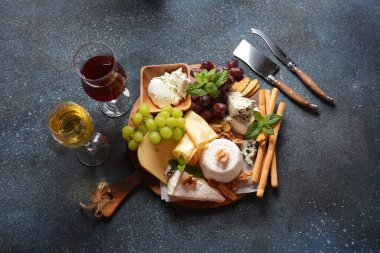 Peynirli, üzümlü, fındıklı ve abur cuburlu peynir tabağı. İtalyan, Fransız peyniri. Geleneksel Shavuot Yahudi Tatil Yemekleri Konsepti