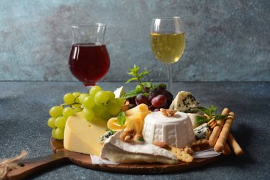 Peynirli, üzümlü, fındıklı ve abur cuburlu peynir tabağı. İtalyan, Fransız peyniri. Geleneksel Shavuot Yahudi Tatil Yemekleri Konsepti