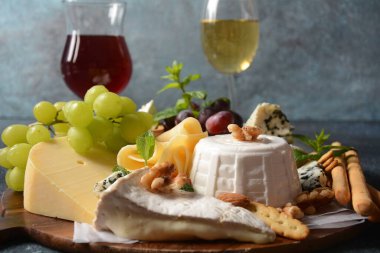 Peynirli, üzümlü, fındıklı ve abur cuburlu peynir tabağı. İtalyan, Fransız peyniri. Geleneksel Shavuot Yahudi Tatil Yemekleri Konsepti