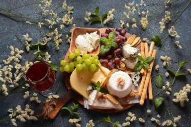 Peynirli, üzümlü, fındıklı ve abur cuburlu peynir tabağı. İtalyan, Fransız peyniri. Geleneksel Shavuot Yahudi Tatil Yemekleri Konsepti