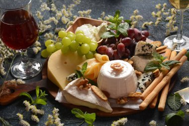 Peynirli, üzümlü, fındıklı ve abur cuburlu peynir tabağı. İtalyan, Fransız peyniri. Geleneksel Shavuot Yahudi Tatil Yemekleri Konsepti