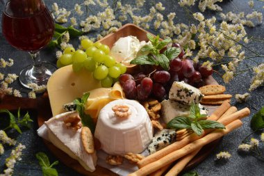 Peynirli, üzümlü, fındıklı ve abur cuburlu peynir tabağı. İtalyan, Fransız peyniri. Geleneksel Shavuot Yahudi Tatil Yemekleri Konsepti