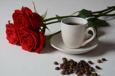 Bir fincan kahve, defter, kalem ve gül çiçeği. Sabah kahve molası