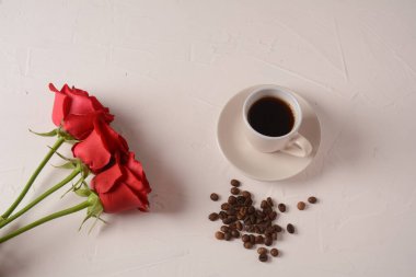 Bir fincan kahve, defter, kalem ve gül çiçeği. Sabah kahve molası