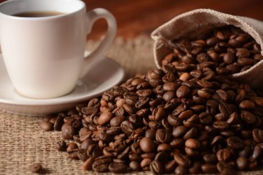 Bir fincan kahve, defter, kalem ve gül çiçeği. Sabah kahve molası