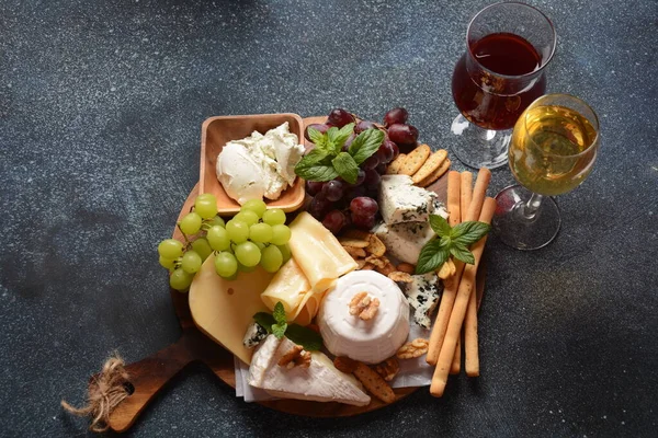 Cheese Platter Assorted Cheeses Grapes Nuts Snacks Italian French Cheese — Stock Photo, Image