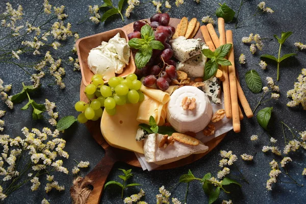 Osttallrik Med Diverse Ostar Druvor Nötter Och Snacks Italiensk Fransk — Stockfoto