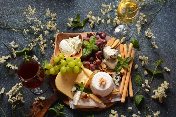 Bandeja Queso Con Quesos Variados Uvas Frutos Secos Aperitivos Italiano — Foto de Stock