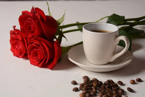 Egy Csésze Kávé Jegyzetfüzet Toll Rózsa Virágok Reggel Kávészünet — Stock Fotó