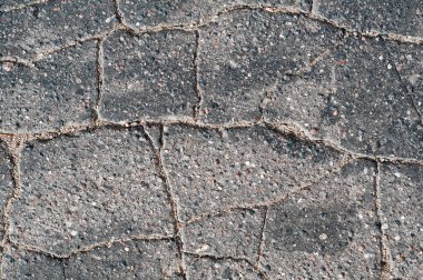Macro, yoldaki beton asfalt çatlaklarına yakından bakıyor..