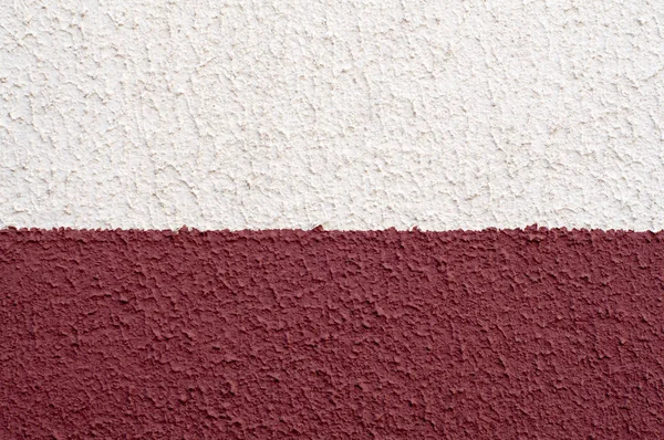Superficie de primer plano de pared texturizada de dos colores. Fondo abstracto consta de dos rayas pintadas con colores rojo y blanco . — Foto de Stock