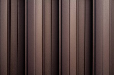 Matte kahverengi metal duvar kaplaması arka plan. Metal dışbükey doku. Açık kahverengi çizgili yüzey. Soyut tırtıklı arkaplanlar.