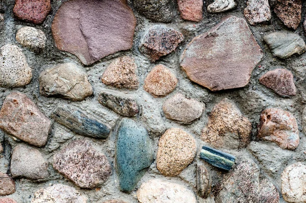 Sfondo a forma di frammento di muro di pietra con pietre testurizzate da macerie colorate . — Foto Stock