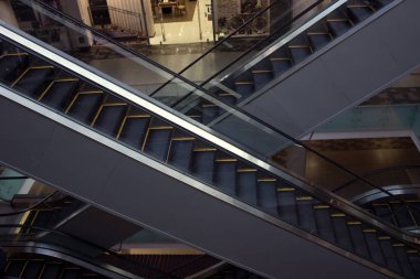 yürüyen merdiven, yürüyen kamu binası içinde yukarı ve aşağı.