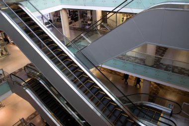 Yürüyen merdivenli ve hareket halindeki insanlar..