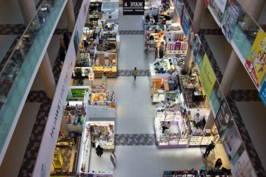 Minsk, Belarus - 1 Kasım 2019: Süpermarkette alışveriş yapanın üst görüntüsü