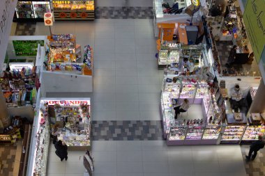 Minsk, Belarus - 1 Kasım 2019: Süpermarkette alışveriş yapanın üst görüntüsü