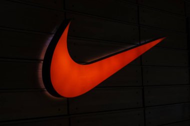 Minsk, Belarus - 1 Kasım 2019: Nike logosunun sergilendiği bir spor malzemeleri mağazasının dışı