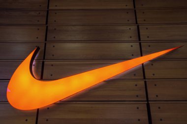 Minsk, Belarus - 1 Kasım 2019: Nike logosunun sergilendiği bir spor malzemeleri mağazasının dışı