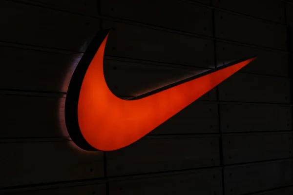 Minsk, Bielorrusia - 1 de noviembre de 2019: Exterior de una tienda de artículos deportivos con el logotipo de Nike — Foto de Stock