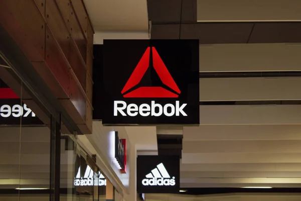 Minsk, Bielorrusia - 1 de noviembre de 2019: Logotipo de Reebok, logo de adidas sobre fondo — Foto de Stock