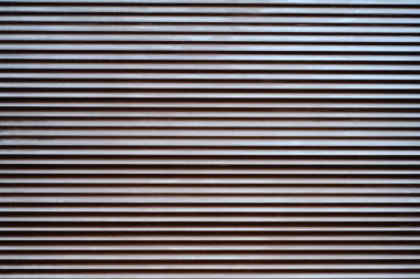 Arka planda eski metal ızgara havalandırma deliği