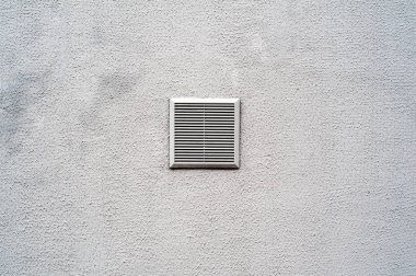 Beyaz arkaplanda metal havalandırma ızgarası