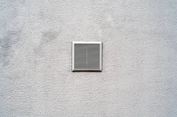 Rejilla de ventilación metálica sobre fondo blanco — Foto de Stock