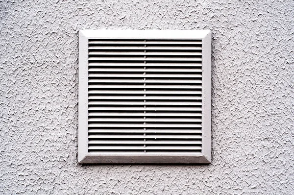 Grille de ventilation métallique sur fond blanc close up — Photo